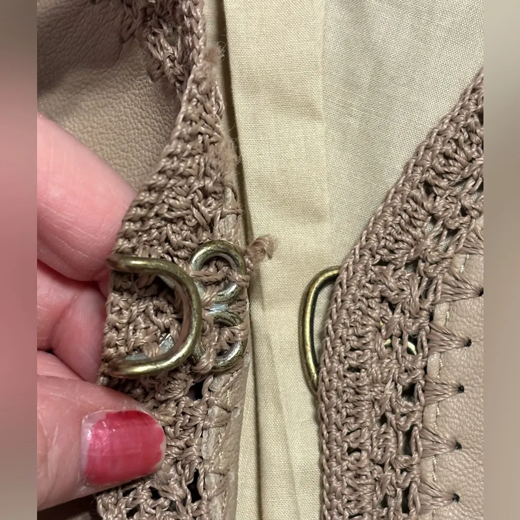 Vintage Nine West Women's Tan Leather Jacket Size Medium - Image 10