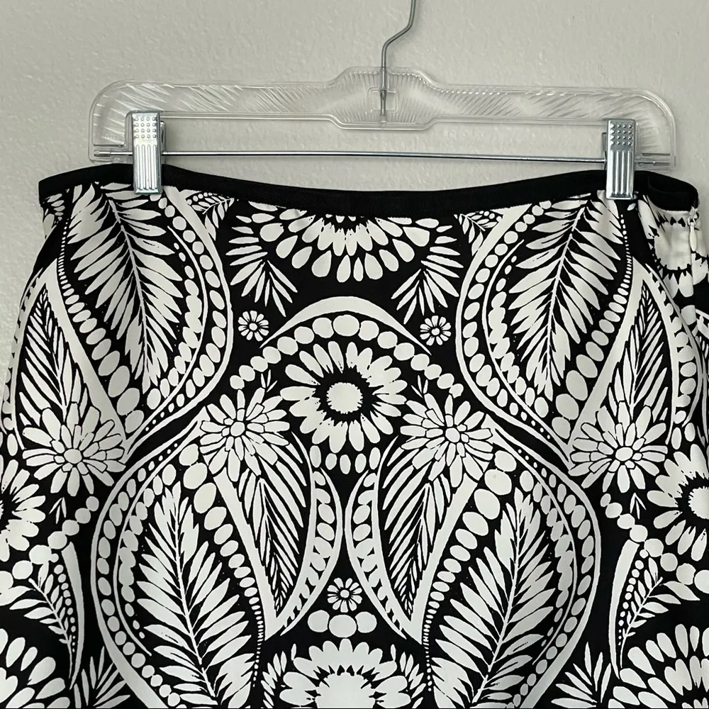 Banana Republic Silk Floral Mini A-line Skirt Black/White Size 8 - Image 3