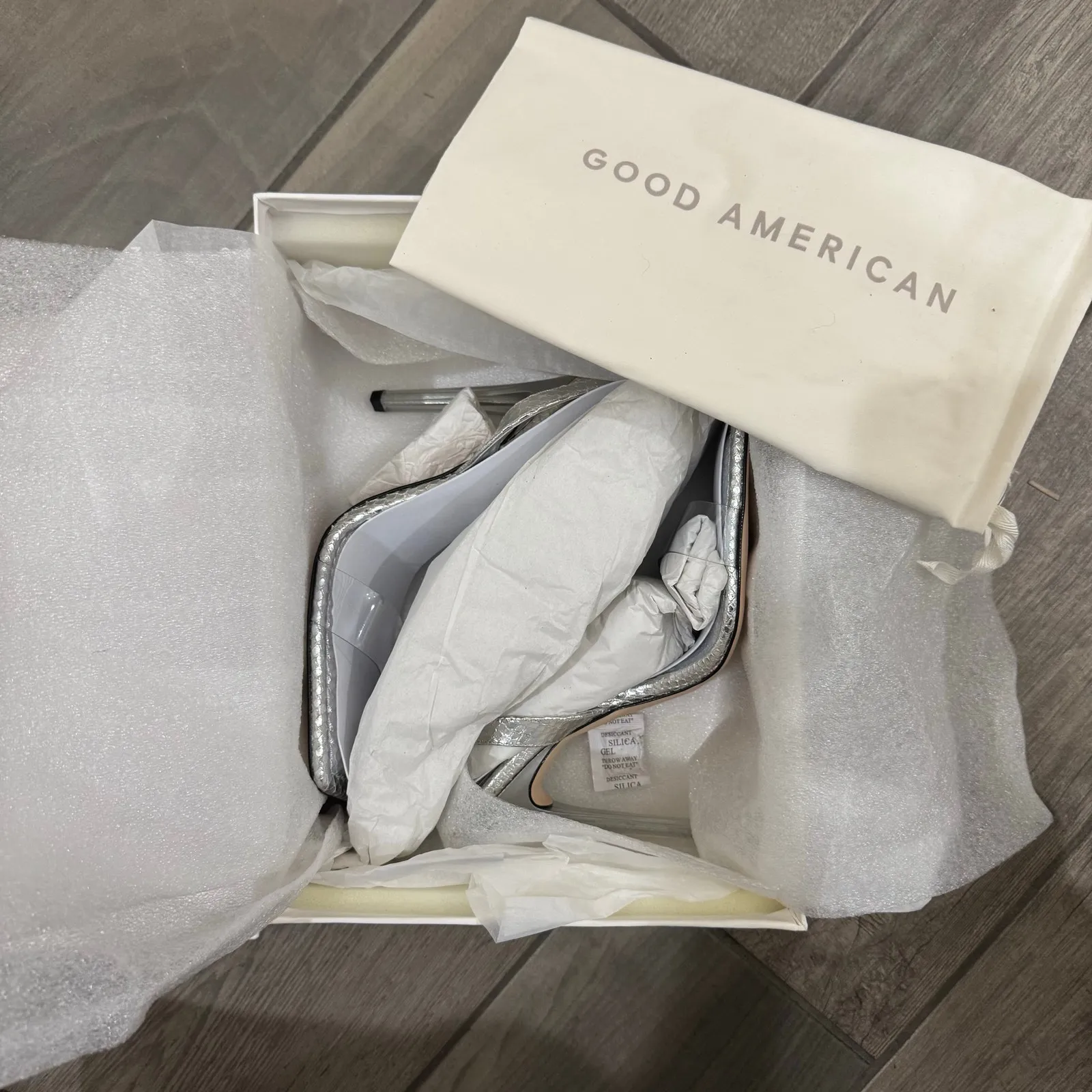 Good American  Silver Snake Lucite Sandals US 10 NIB - Image 5