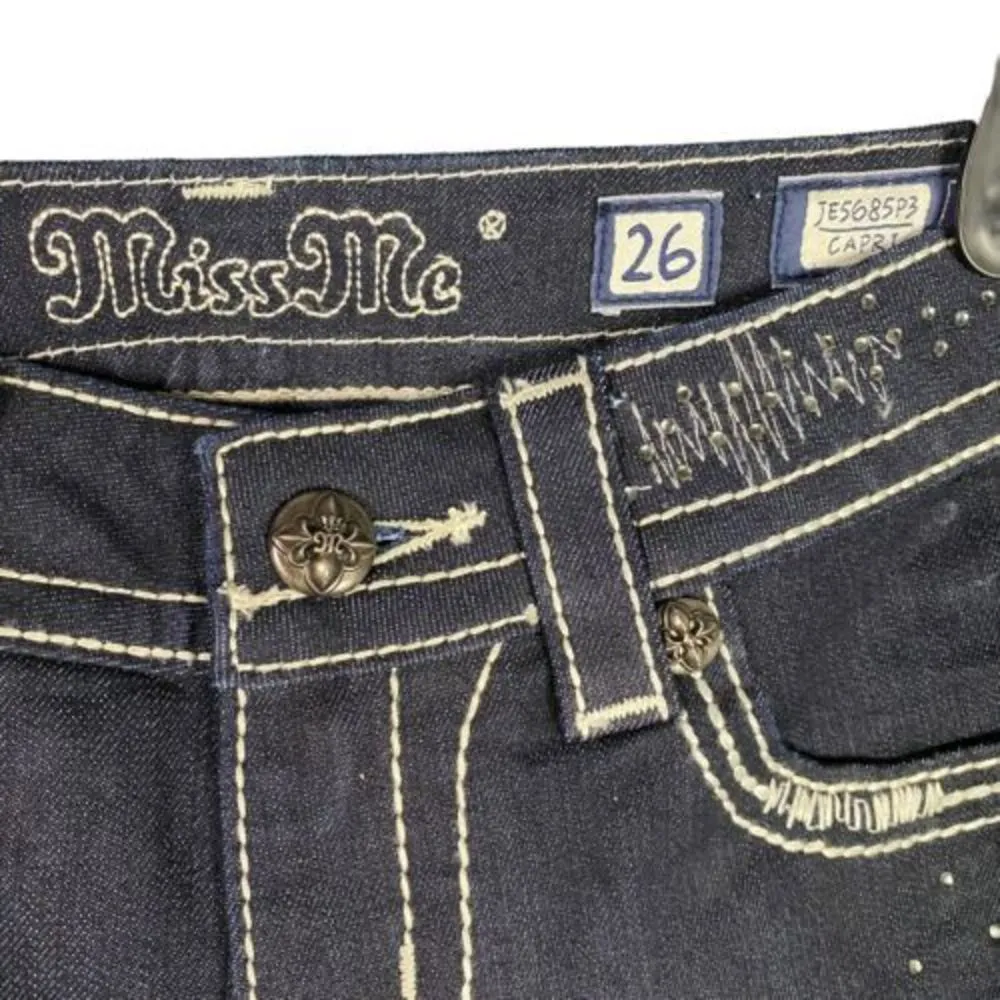Miss Me Jeans Womens Size 26 dark wash capri Denim stitched fleur de lis Pockets - Image 5