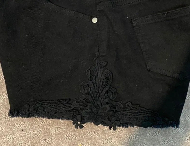 NWOT  jean shorts with lace trim. Sz M - Image 4