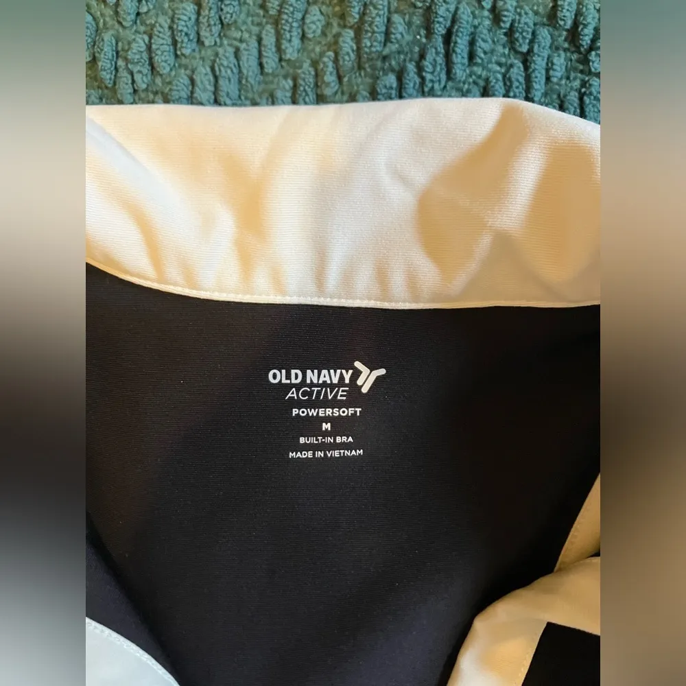 Old Navy Cropped workout top - Image 2