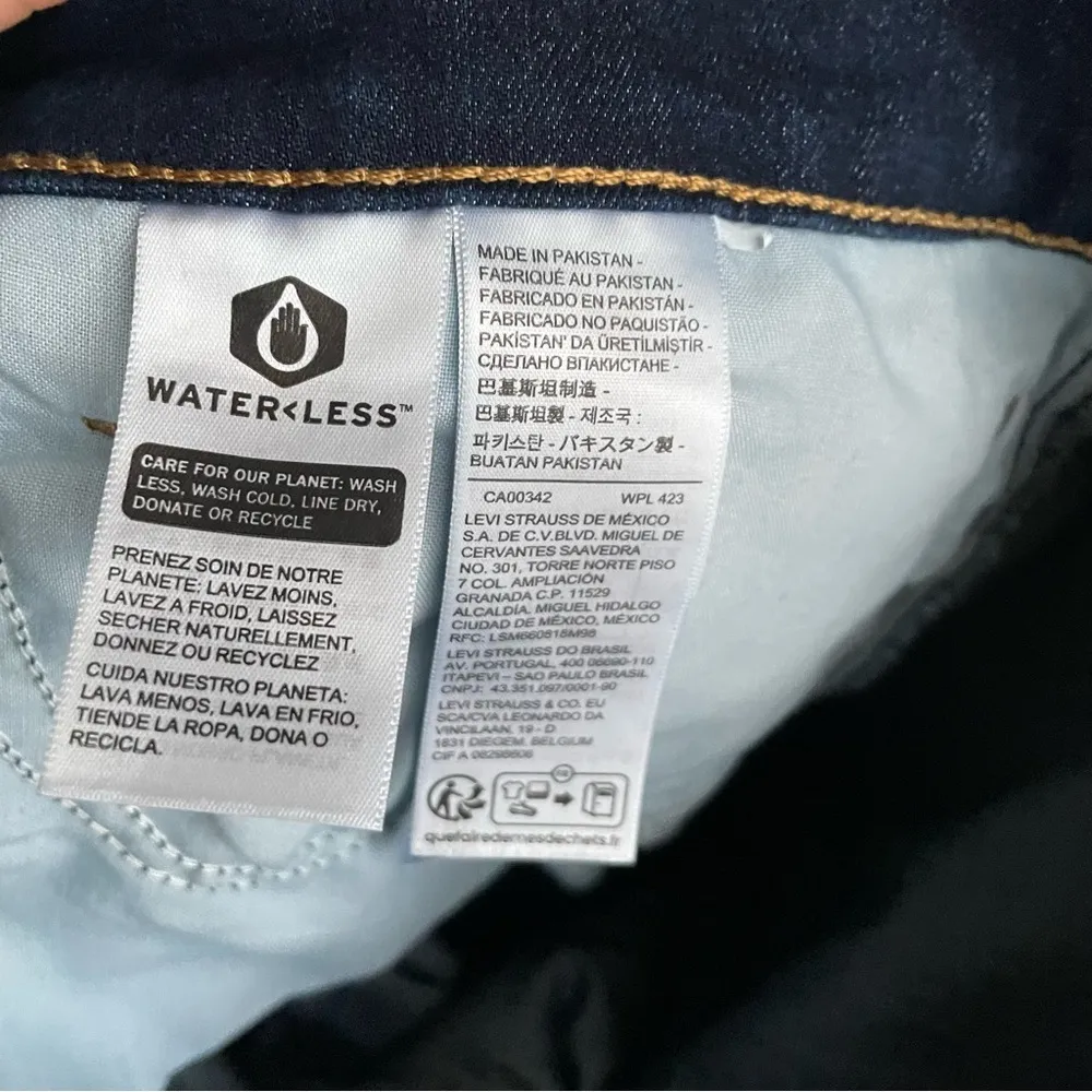 Levi’s Women's Plus Size 724 High-Rise Straight Jeans Size 18W Short Dark Wash - Image 12