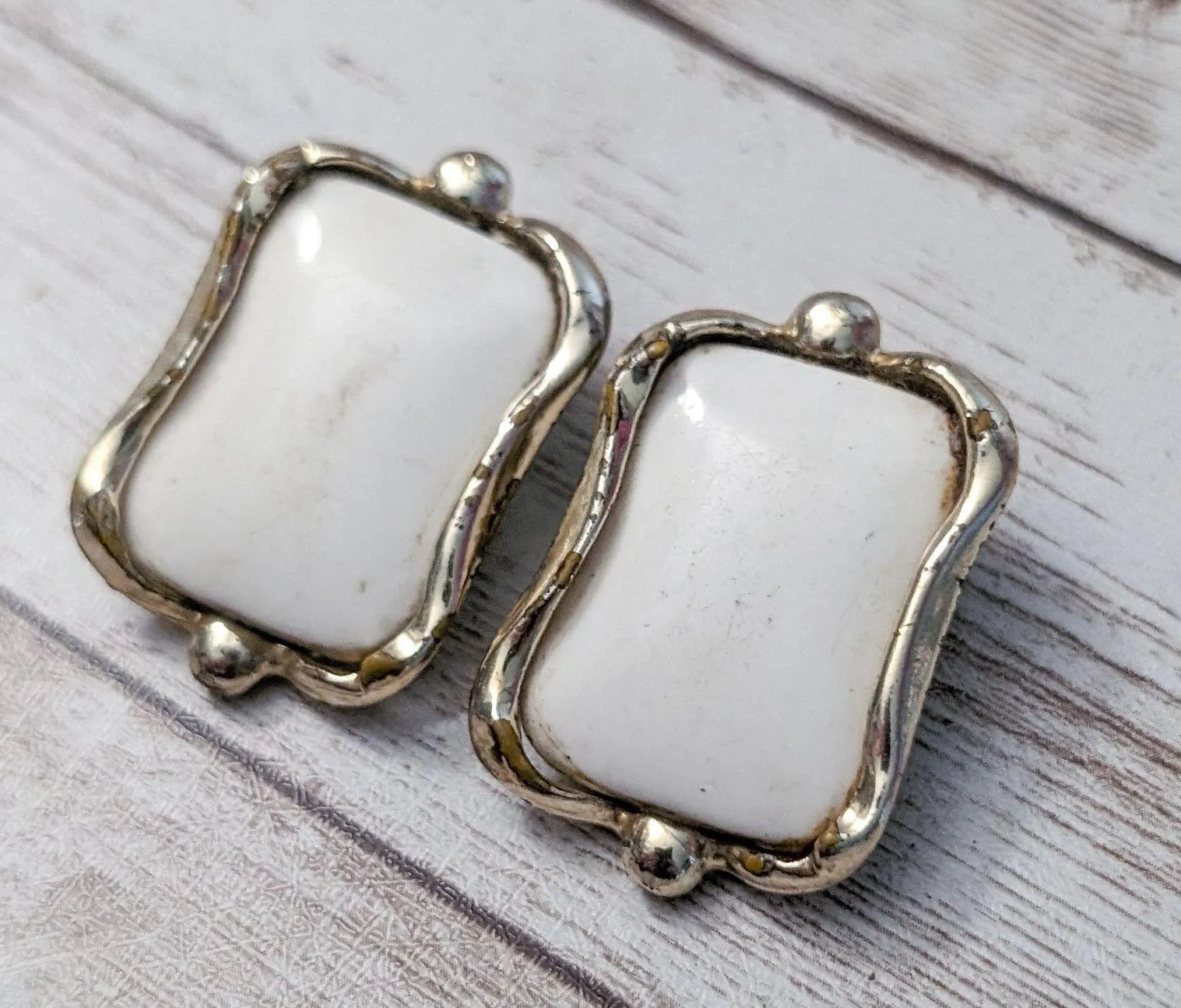 Vintage Clip On Earrings Off White & Gold Tone Large - Image 4
