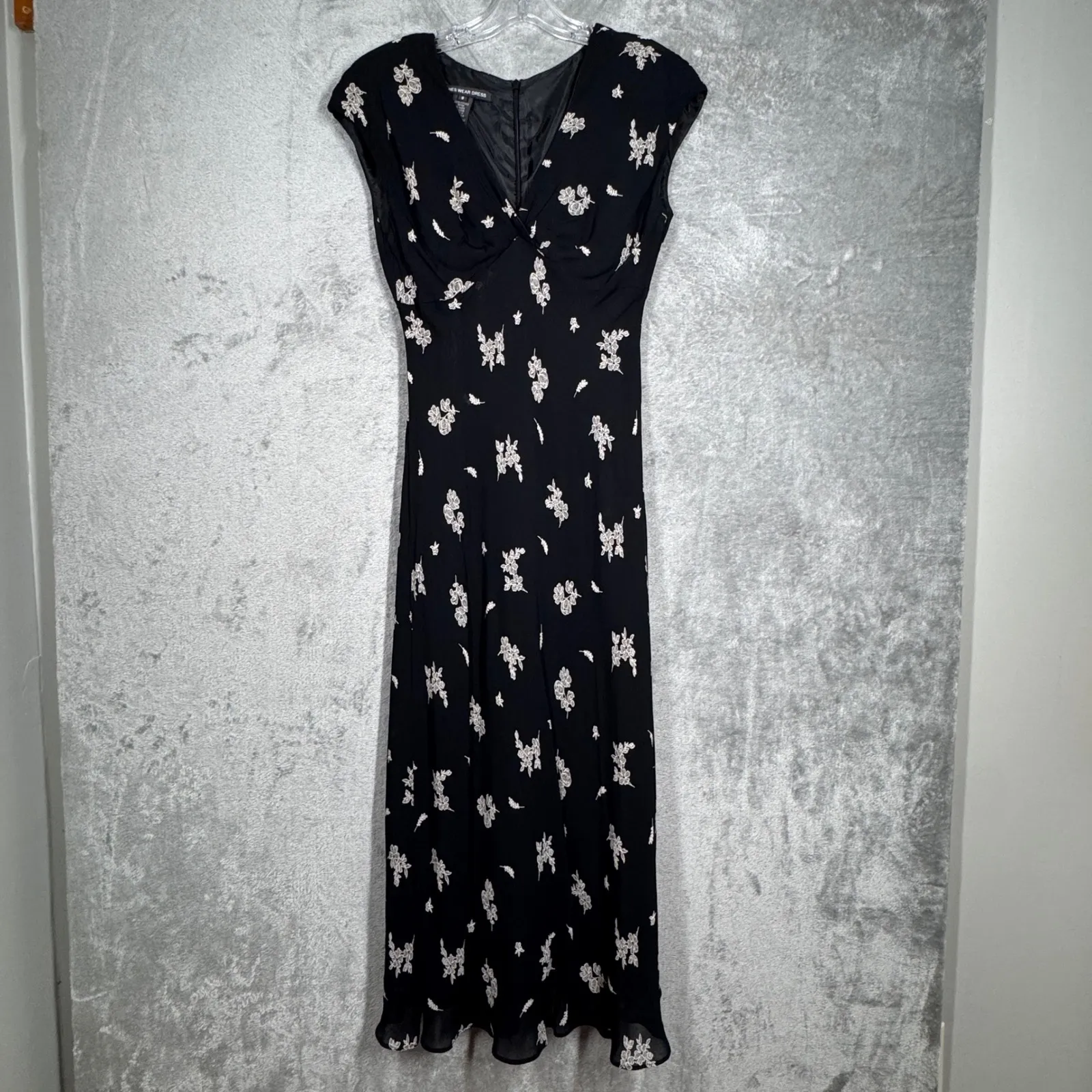 Jones Wear Dress Black White Floral Flower Print Midi V Neck Career Party Size 6 - Image 2