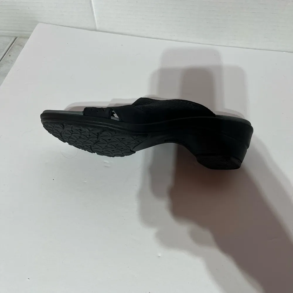 Merrell size 8 black leather preowned slip-on sandal - Image 4