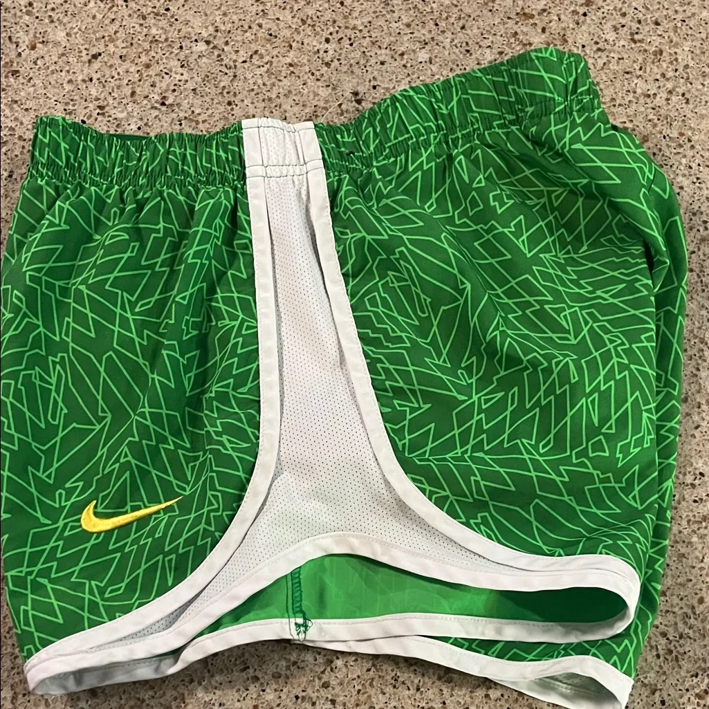 Nike Green and White Women's Athletic Shorts Oregon - Image 4