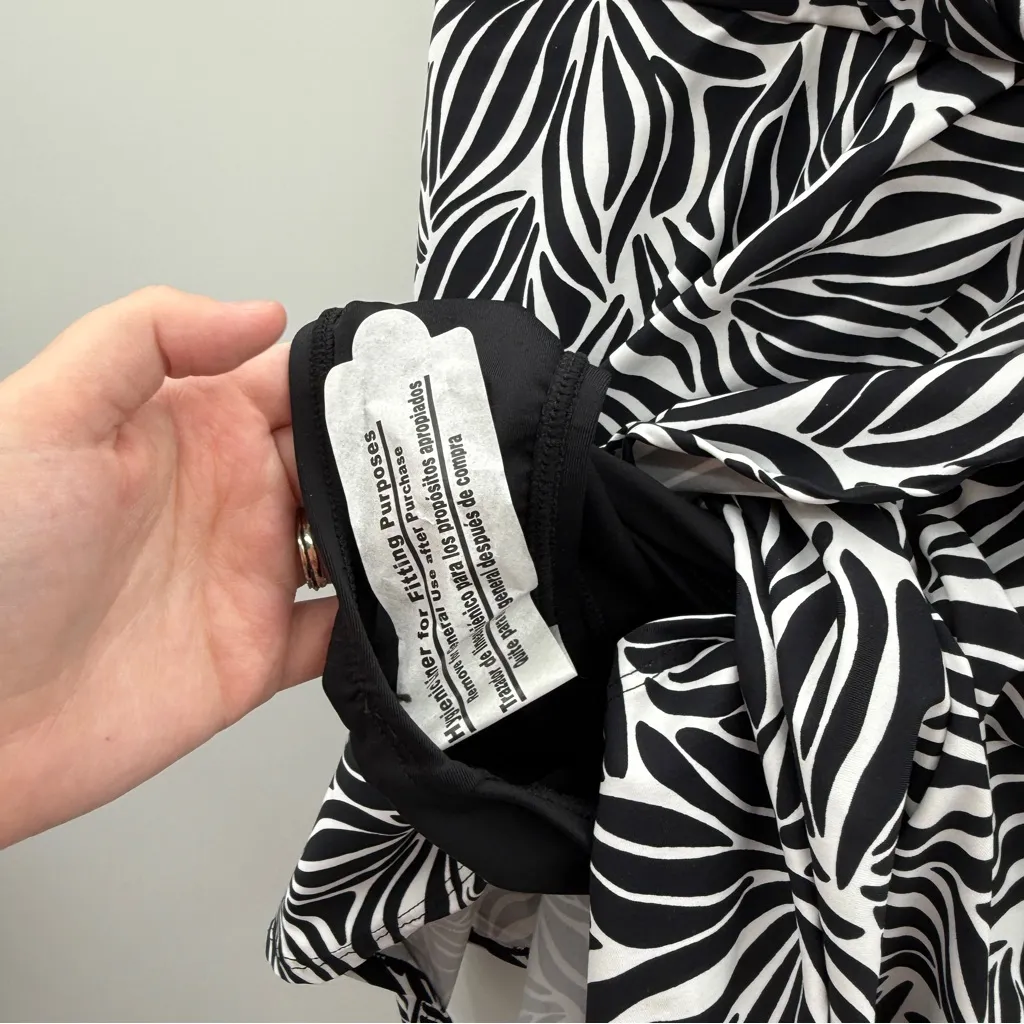 Lands’ End NWT Swim Dress‎ Women’s Size XXL Black White Leaf Print One Piece - Image 3