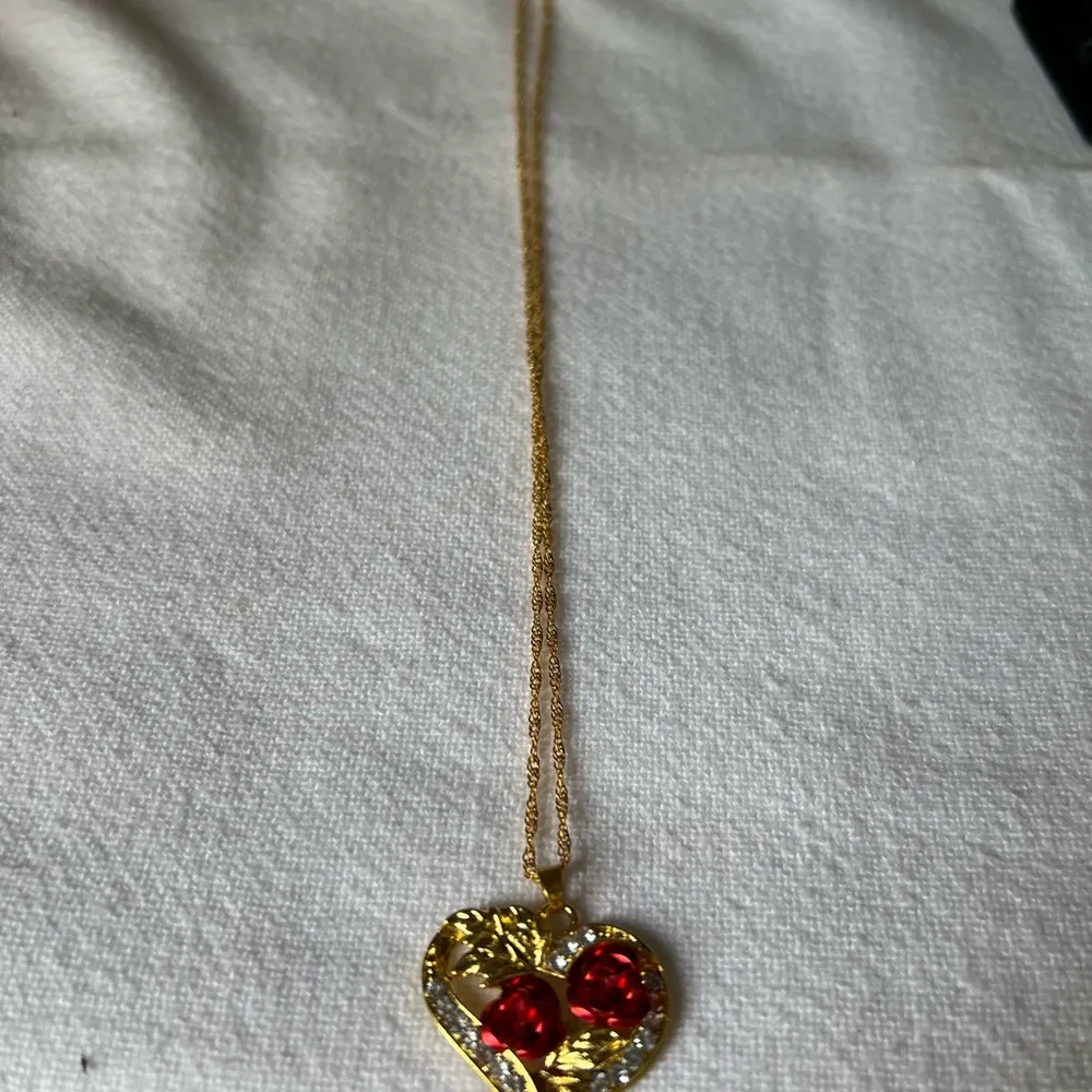 Gold Tone Heart And Roses Pendant necklace On A 24 Inch Chain - Image 3