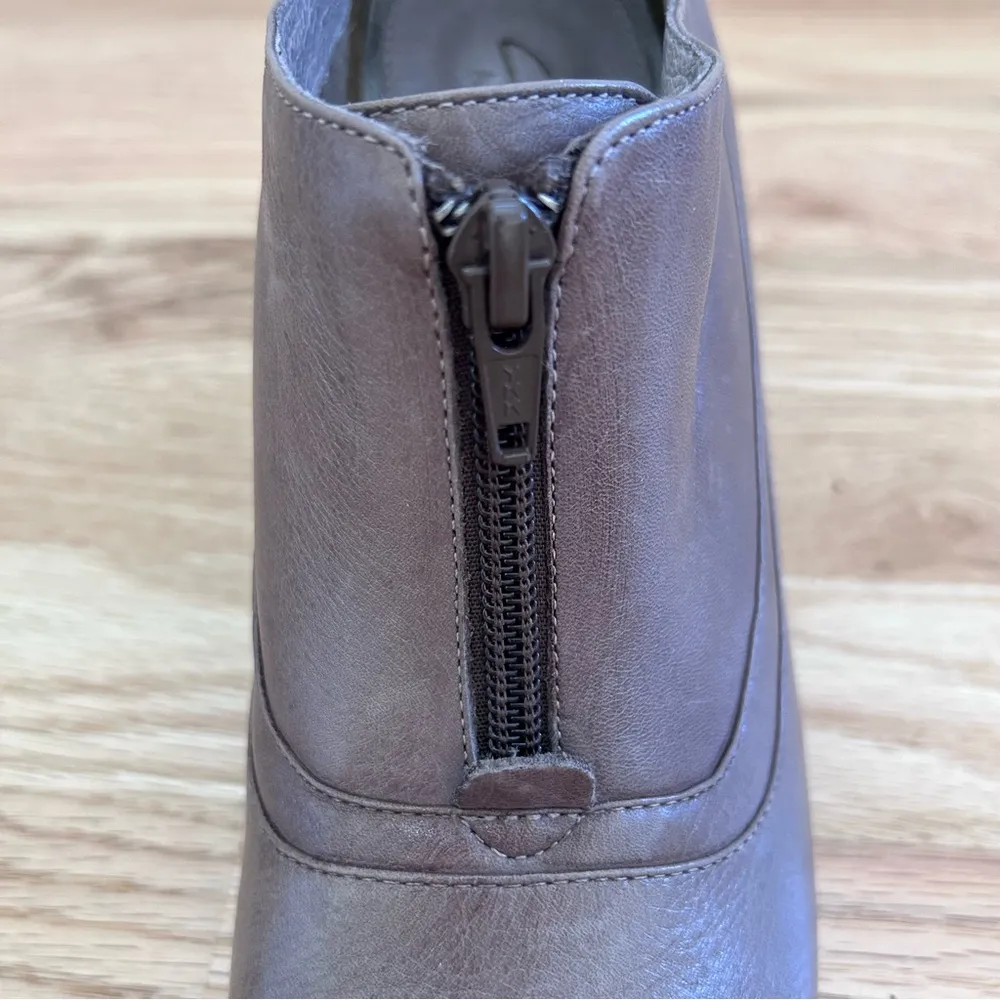 Clarks Artisan Victorian Ankle Booties Shooties Beige Leather Active Air Size 9 - Image 5