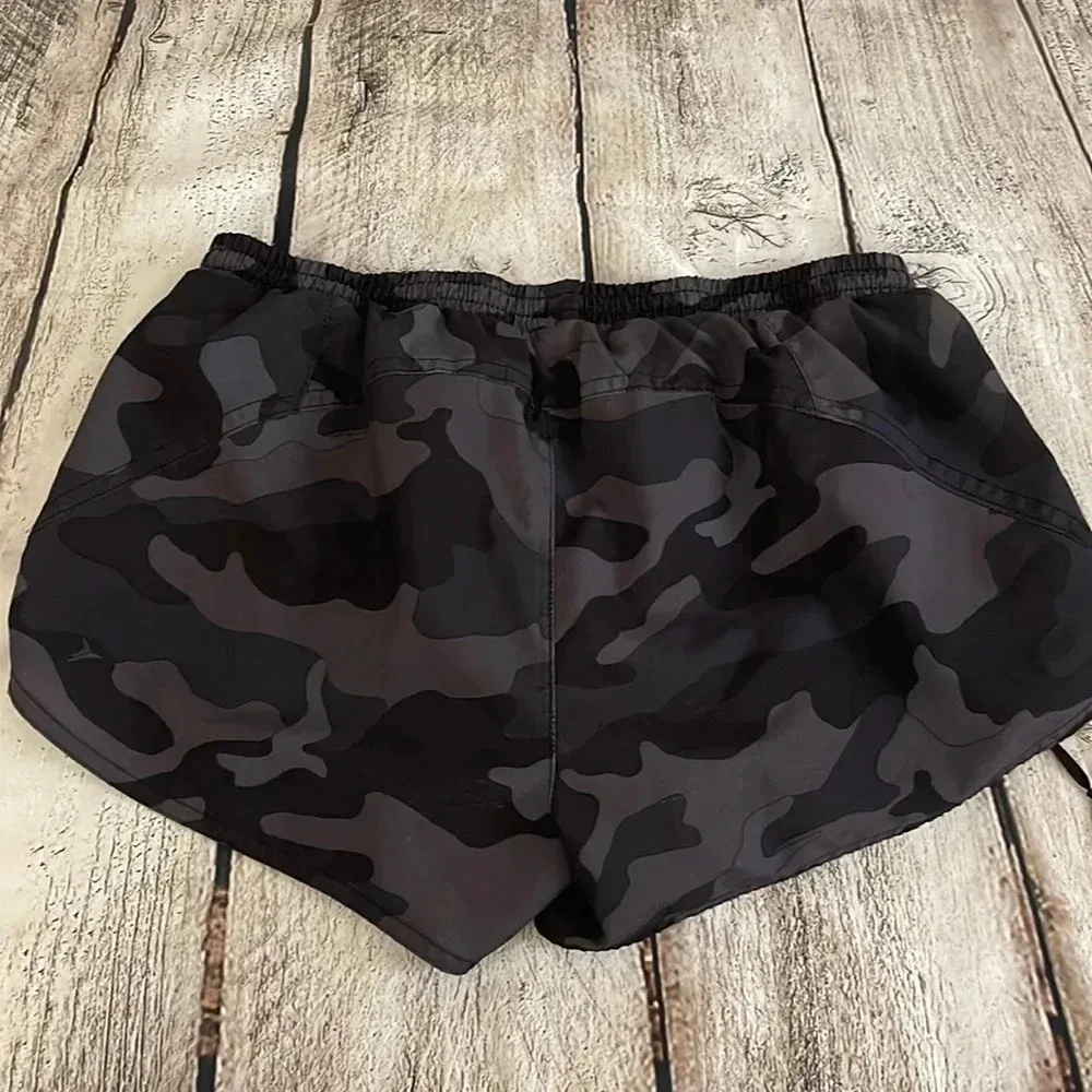 Women’s Old Navy camouflage lined shorts Small - Image 2