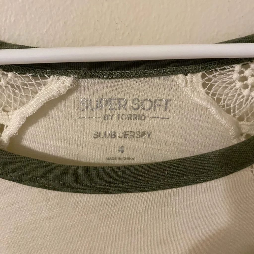 Super Soft By Torrid‎ Slub Jersey Green Cream w/ Lace Accents Size 4X 4 - Image 3