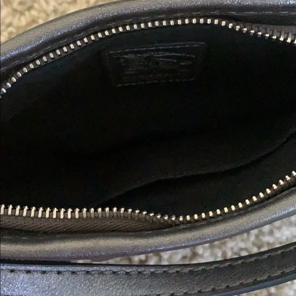 NWOT Authentic Burberry clutch with keychain - Image 7