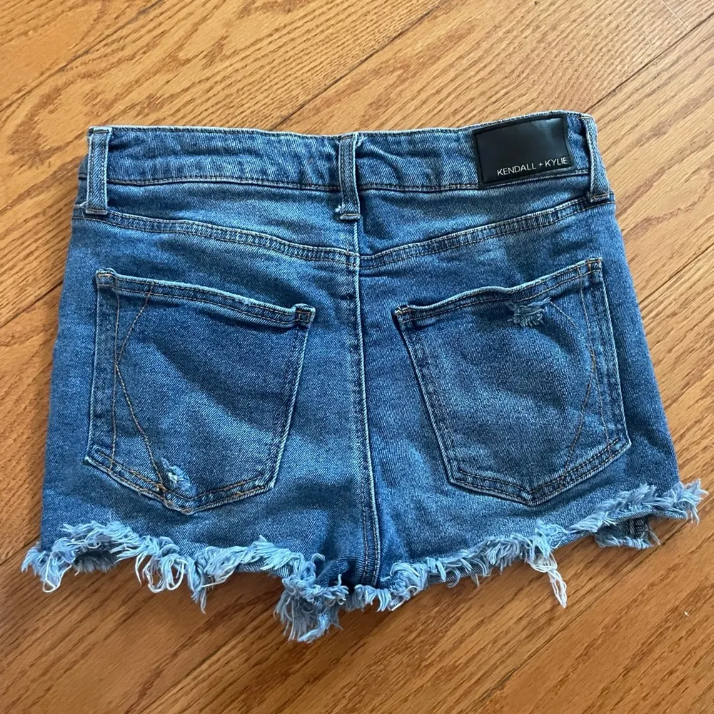 Kendal and Kylie Kardashian Jean shorts - Image 4