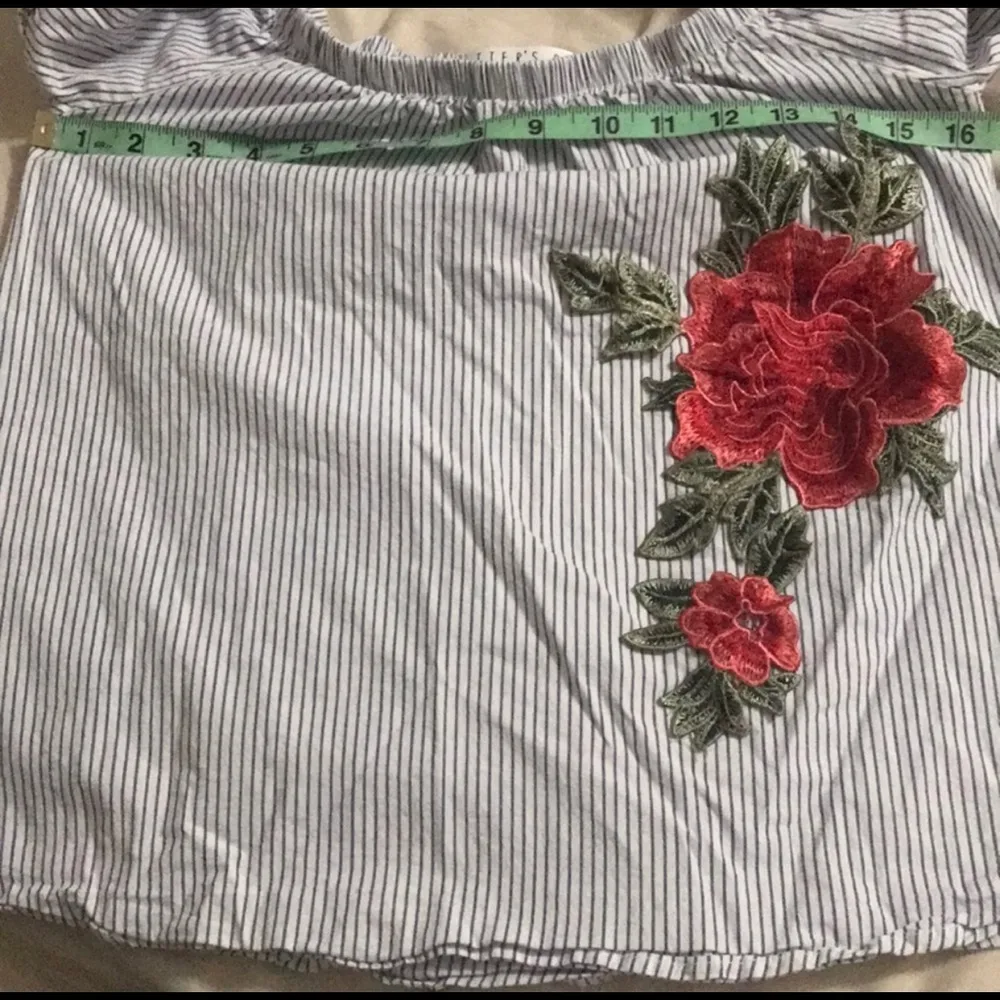 Potters Pot off shoulder blouse with floral design - Image 6