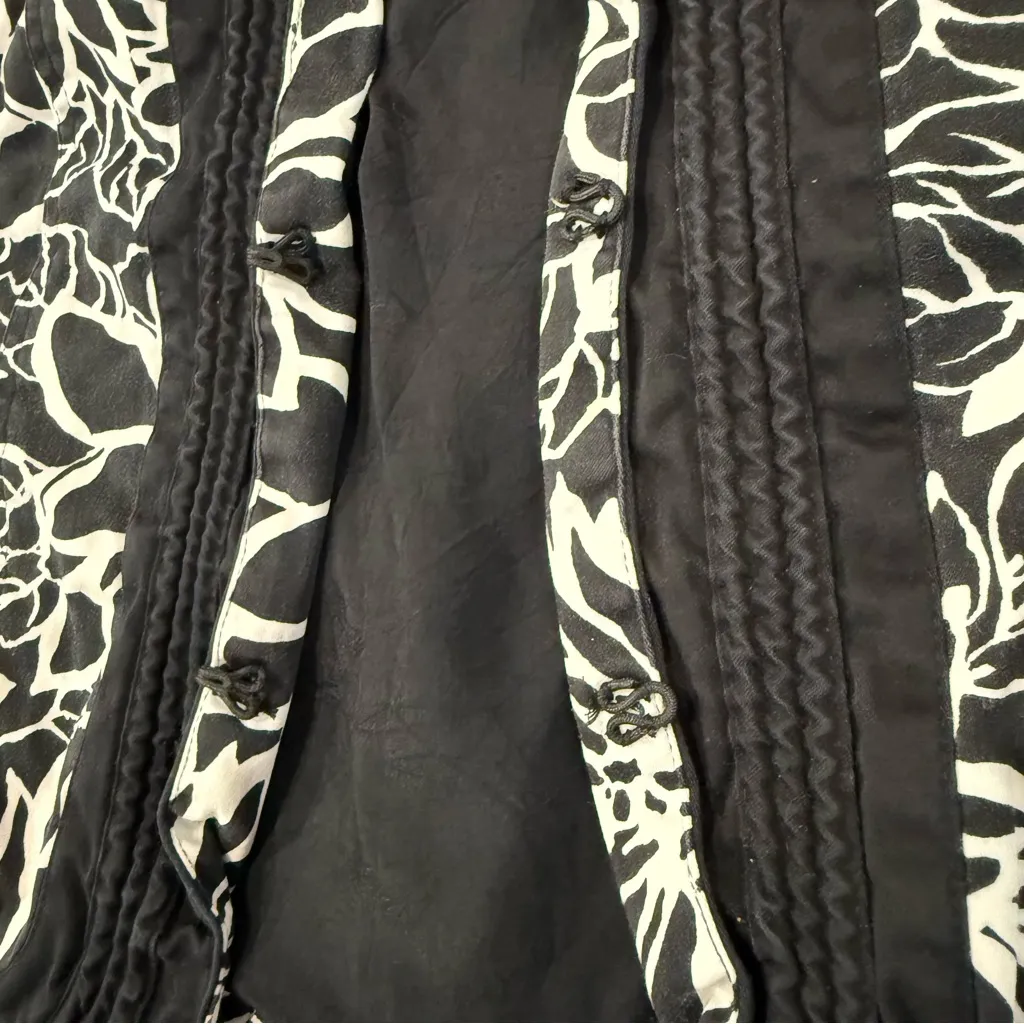 Chico's Floral Mandarin Collar Jacket Womens Medium Black/White Hook&Eye Closure - Image 3