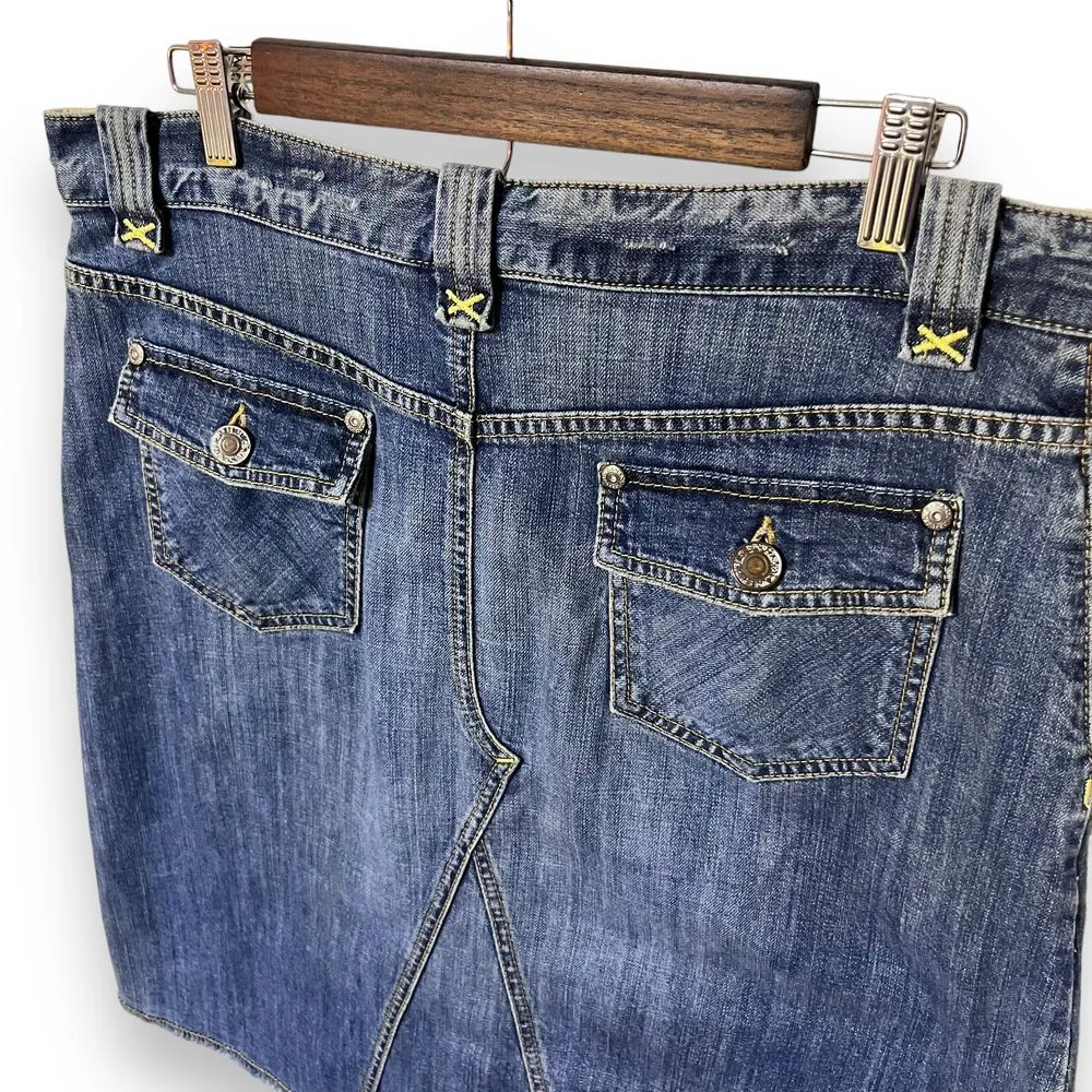 Banana Republic Y2K Medium Wash Denim Raw Hem & Distressed Jean‎ Skirt Size 10 - Image 4