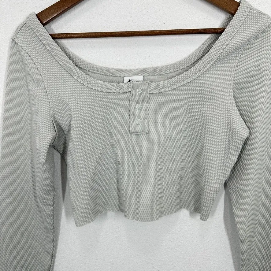 Nike Women's Light Gray Waffle Knit Cropped Long Sleeve Henley Shirt Size S - Image 3