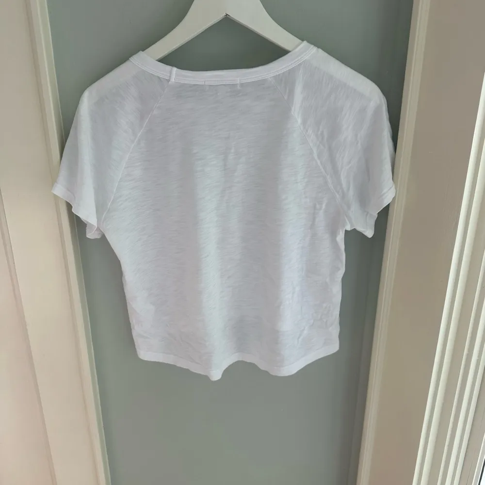 Beyond Yoga Signature High Low Cropped Tee - Image 5