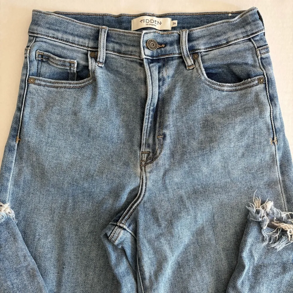 Hidden [ELLA] MEDIUM DARK FRAYED HEM 31" INSEAM WIDE STRAIGHT JEAN size 26 Blue - Image 10