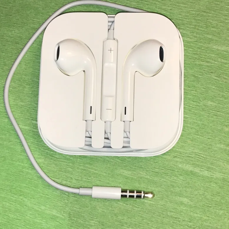 Apple  earbuds NIB - Image 2