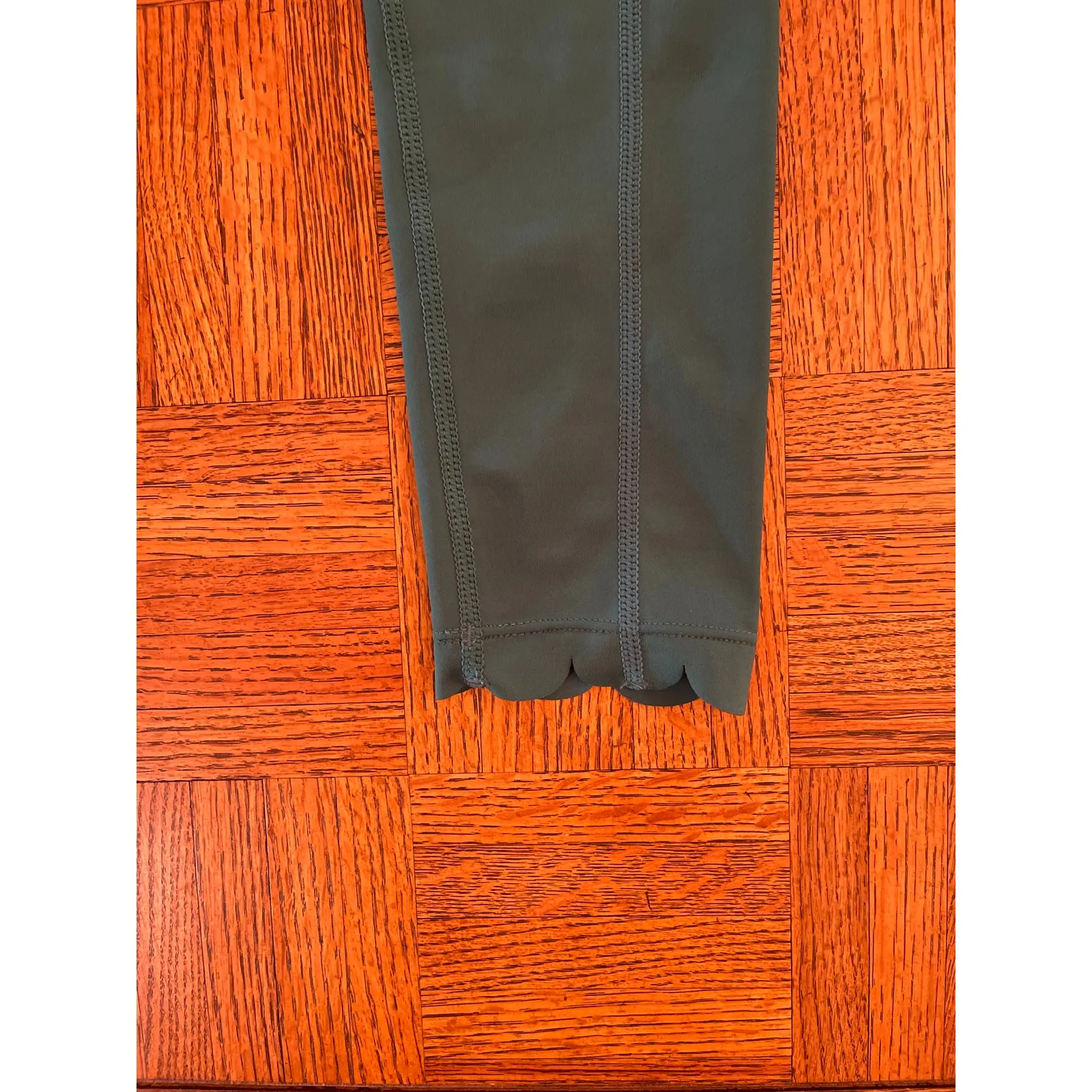 Peloton Emerald green scalloped ankle legging size small - Image 3