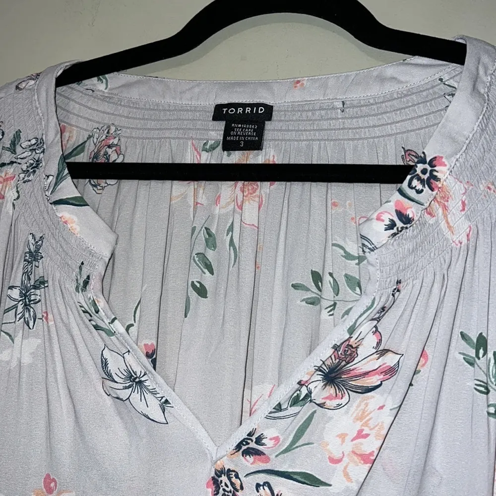 TORRID plus size 3 women’s grey floral hi low blouse top lightweight longsleeve - Image 4