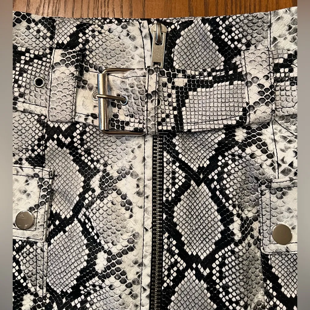 TOPSHOP Gray, White & Black Snake Print‎ Faux Leather Belted Mini Skirt Size 6 - Image 5