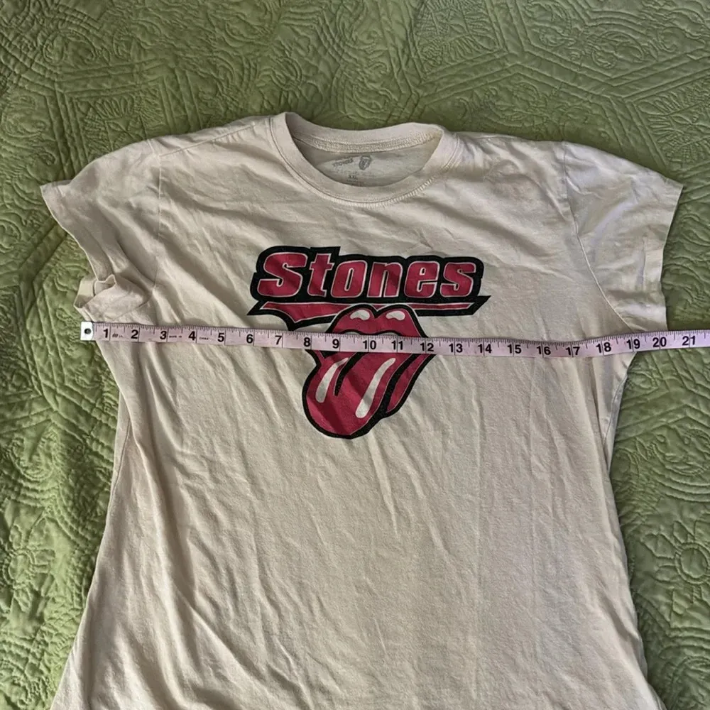 Rolling Stones cream colored t shirt with signature red tongue - Image 4
