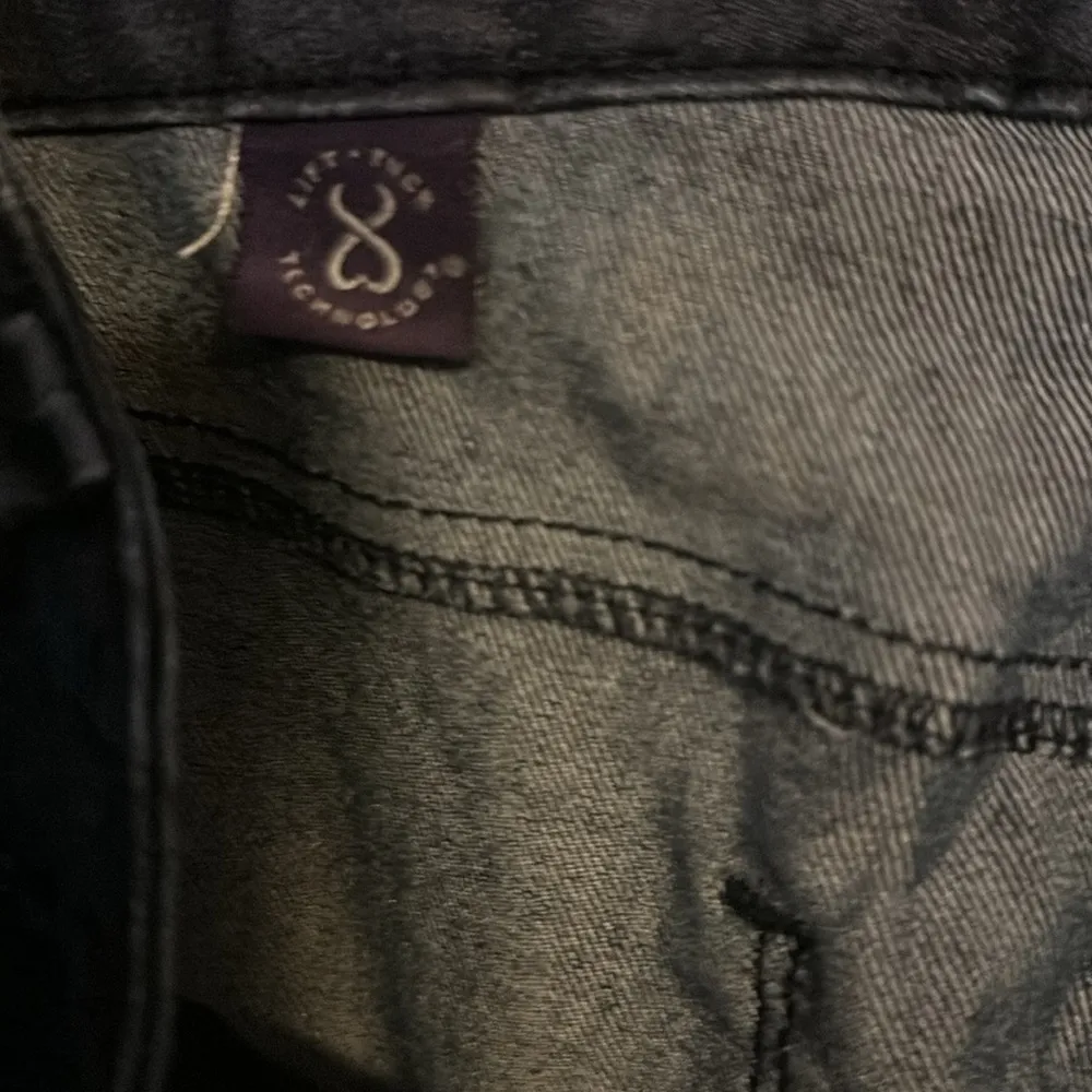 NYDJ slim straight patterned blue jeans look great on!!! Size 12 - Image 6