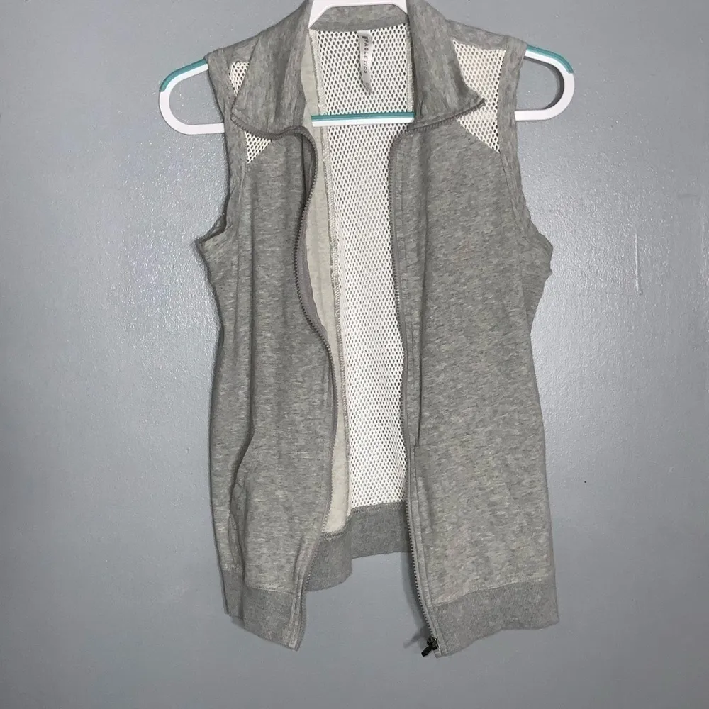 Fabletics Sleeveless Gray & White Zip Up Net Back Jacket Pockets XS - Image 5