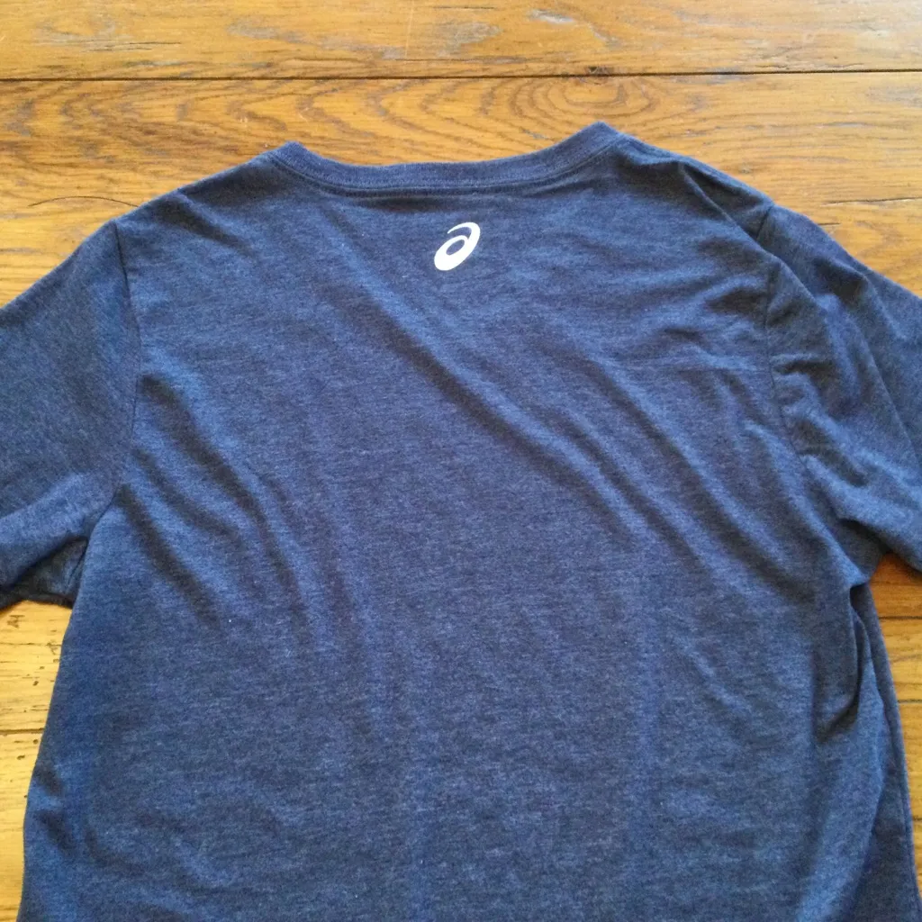 ASICS  V-neck Tokyo Running T-shirt Size Medium - Image 2