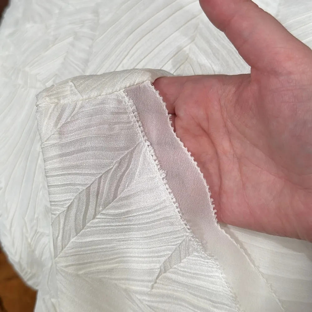 Bar III Women’s Ivory Boxy Sleeveless V-neckTextured Sheer Knit Tank Top size L - Image 6