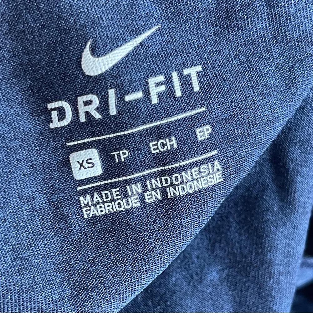 | Navy Blue V-Neck NORTH CAROLINA Tarheels Fitted DRI-FIT T-shirt Sz XS - Image 4