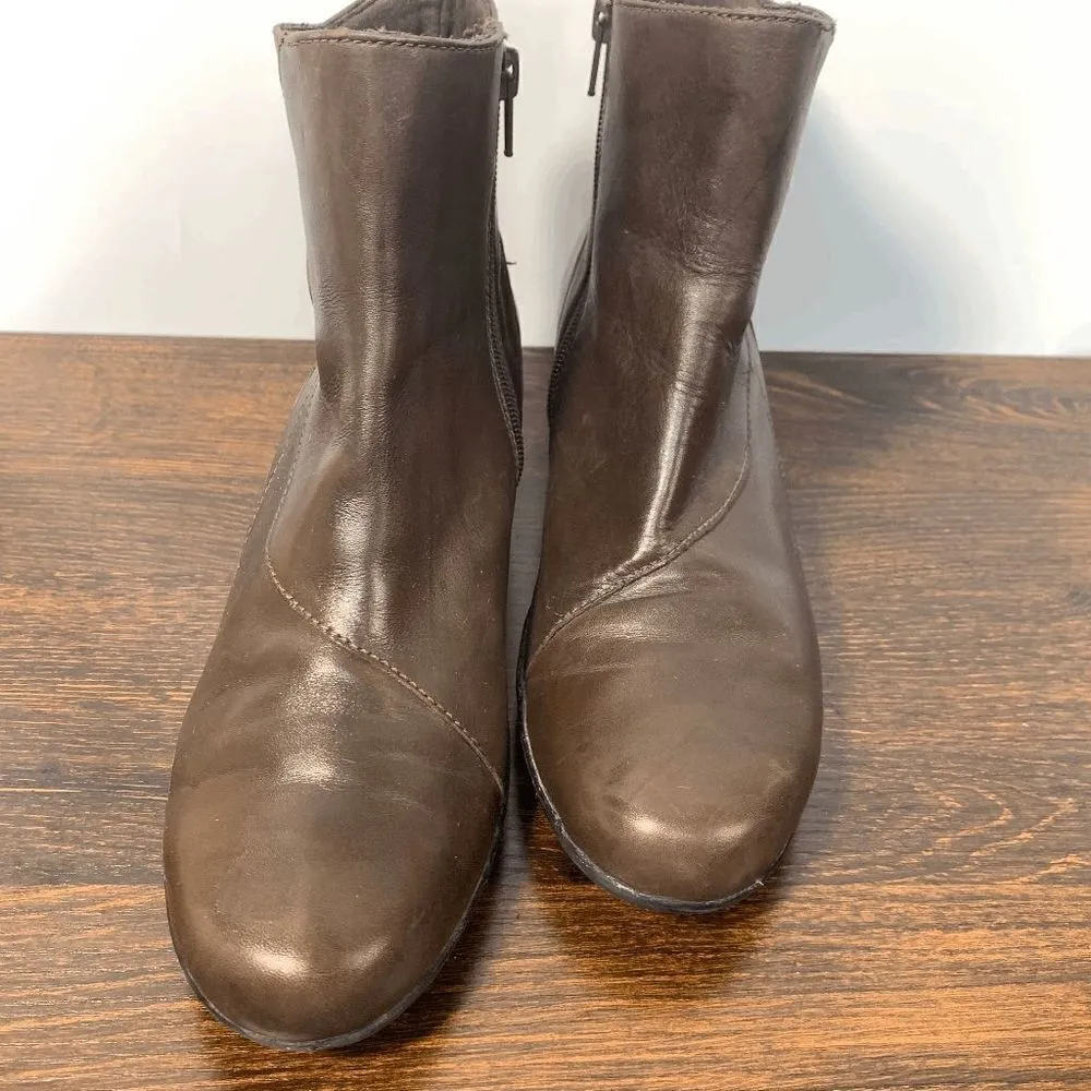 Clarks  Leather Upper Zip Closure Block Heel Ankle Boots Brown Size 9.5M - Image 9