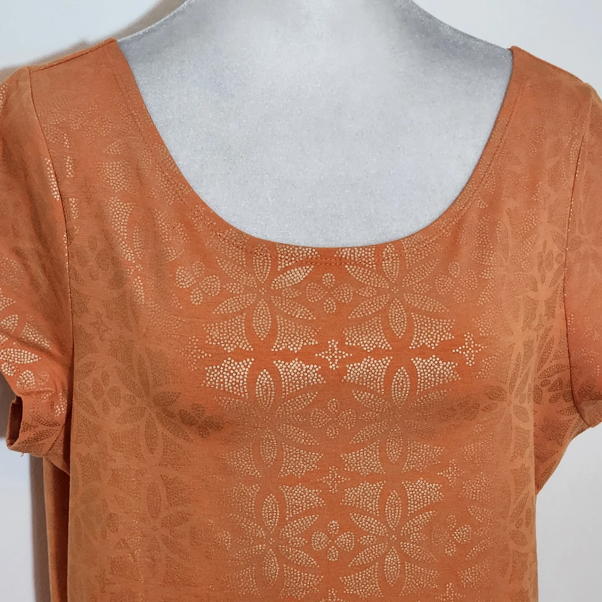 Liz Claiborne Orange Reversible Top NWT Size XL Orange and Gold Print Tee - Image 3