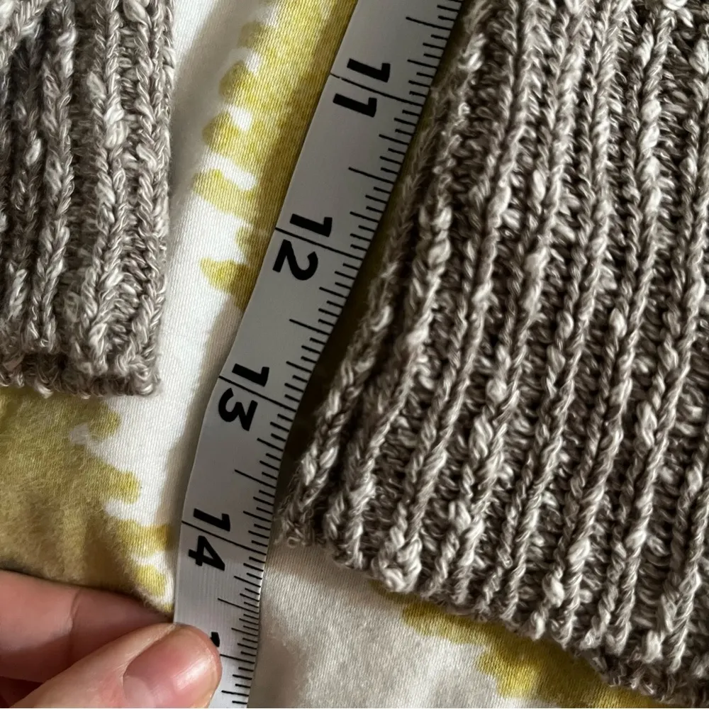 Universal thread cable knit sweater size small - Image 4