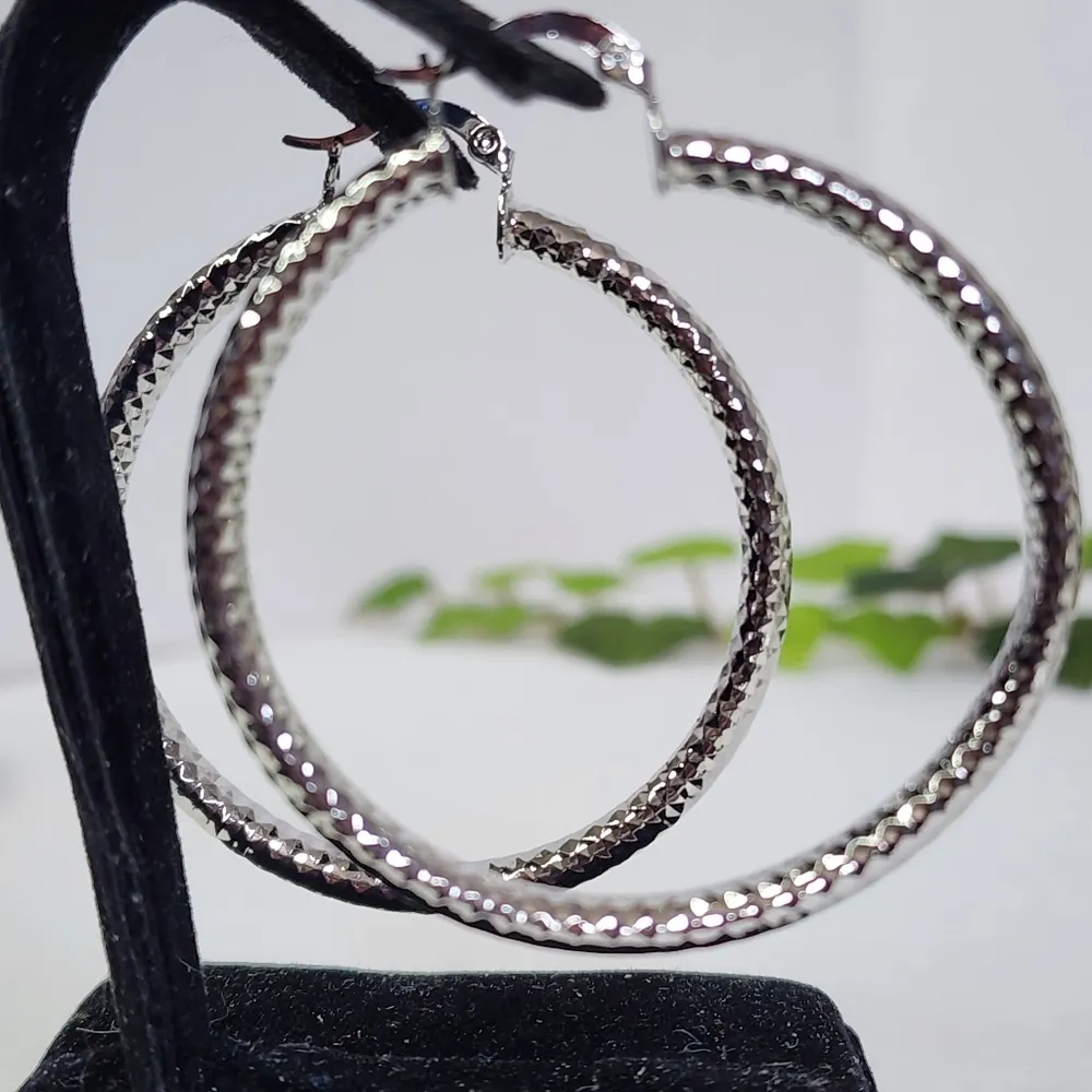 Silver Diamond Cut Design Hoop Earrings NEW - Image 3