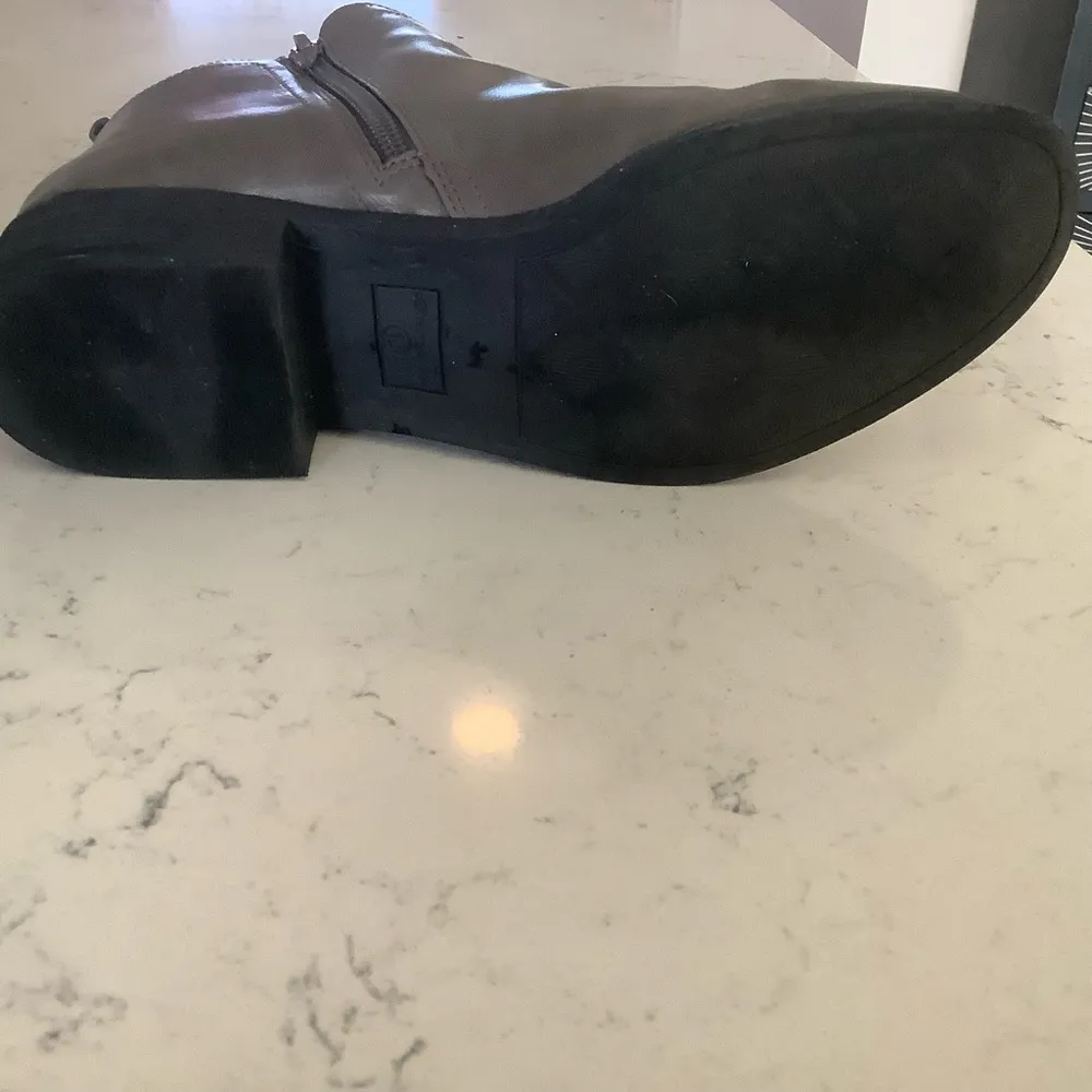 American rag grey “Ar Cadee”vegan leather boots zipper closure ankle boots Sz 10 - Image 7