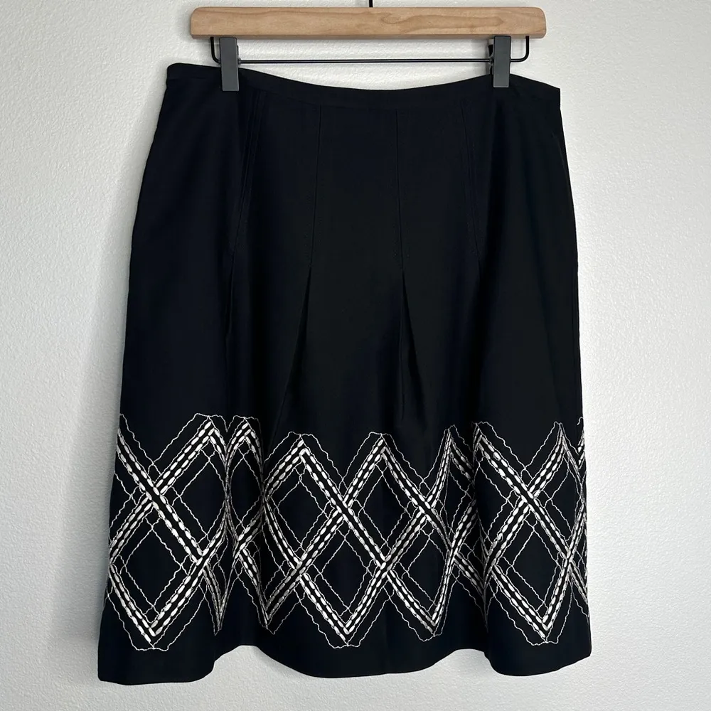 Ann Taylor LOFT A-Line Skirt Sz 8 Black w/ White Embroidery, Pleated Body - Image 4