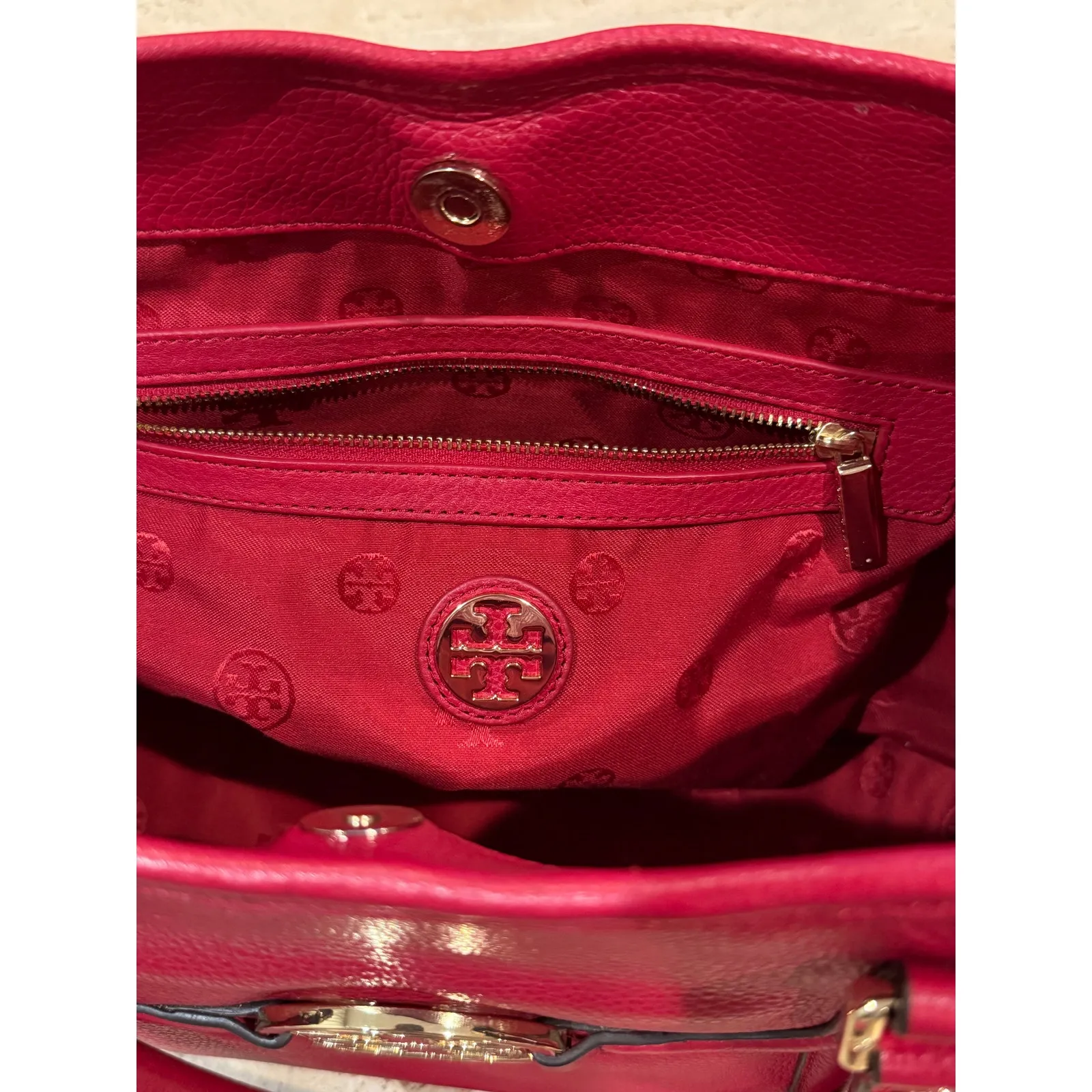 Tory Burch Amanda Hobo Crossbody Bag Carnation Red EUC - Image 4