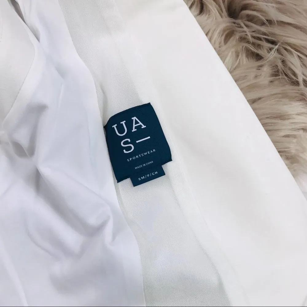 NWT Under Armour White & Grey Vest with Built in Hood-Small - Image 7