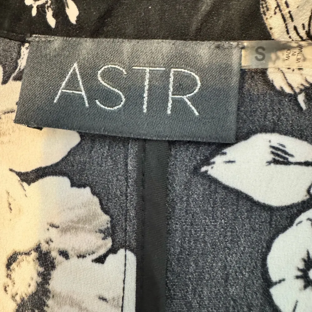 SALE 🏷️ ASTR Floral Blazer Size Small - Image 5