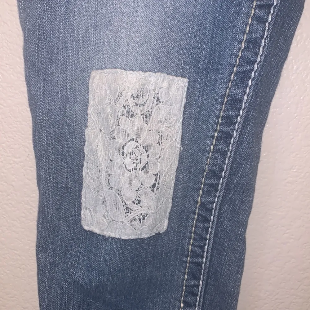 No Boundaries No Boudaries blue with white patches capri jeans - Image 4