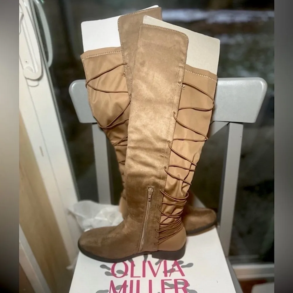 Knee High Strappy Back Low Heel Boots Size 7.5 Tan - Image 5