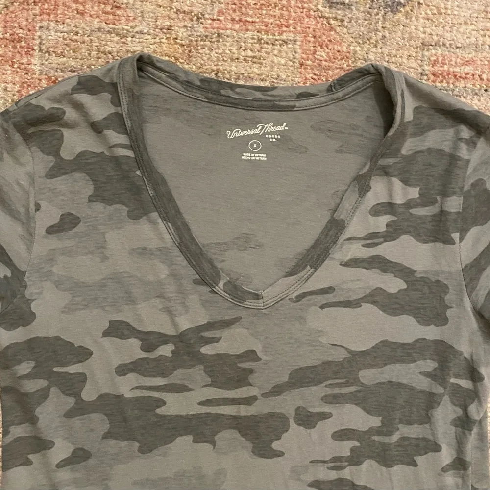 Universal Threads Women’s Camo Tee - Image 4