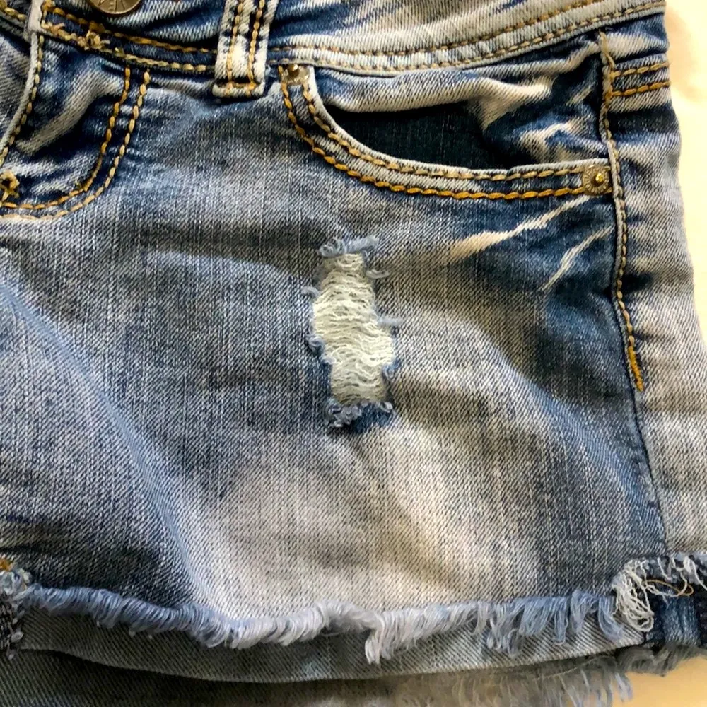 ‼️Price is Firm‼️Bongo Jean shorts VTG highly distressed  size 1 GUC - Image 3