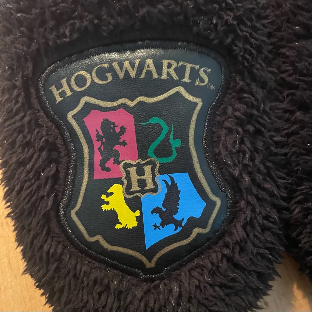 Hogwarts Black Fuzzy Slippers unisex (W6-9)(M5-8) good condition - Image 5
