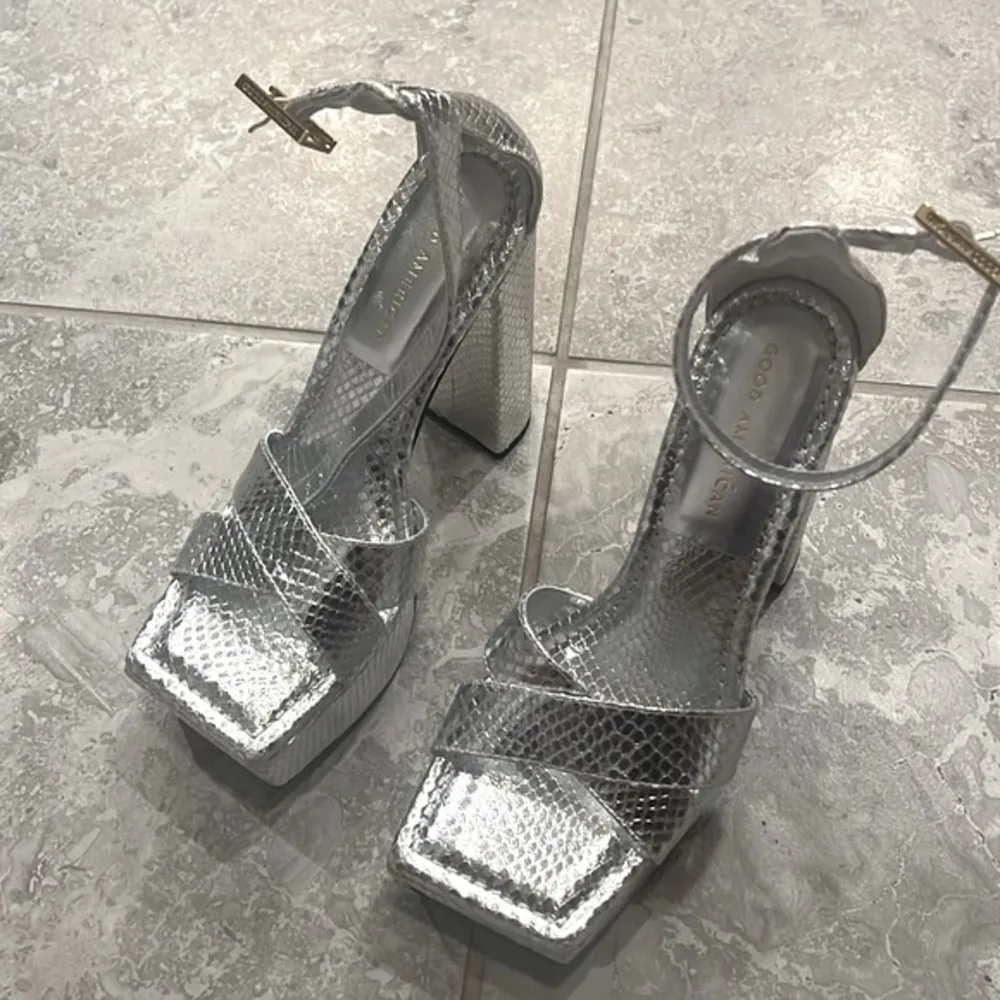 Good American Snake Embossed Platform High Block Heel Sandals in Silver 6.5 NEW - Image 8