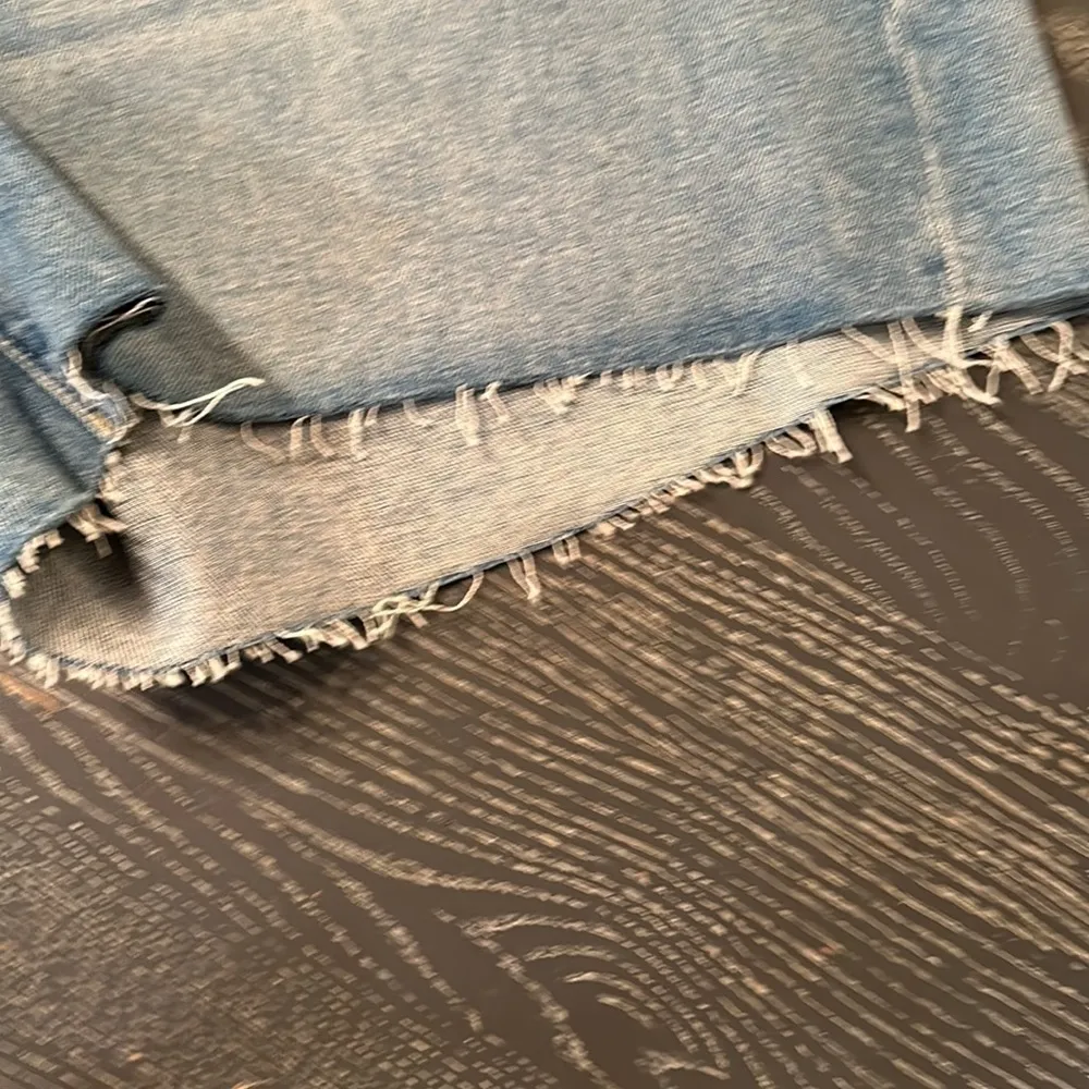 BANANA Republic Mid Rise, Light Wash Denim Shorts with Frayed Hem, Size 20. - Image 7